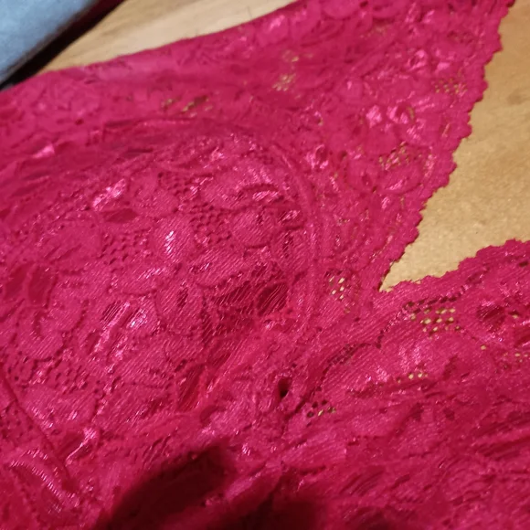 Sexy Red Lace Halter Top - Picture 4 of 10